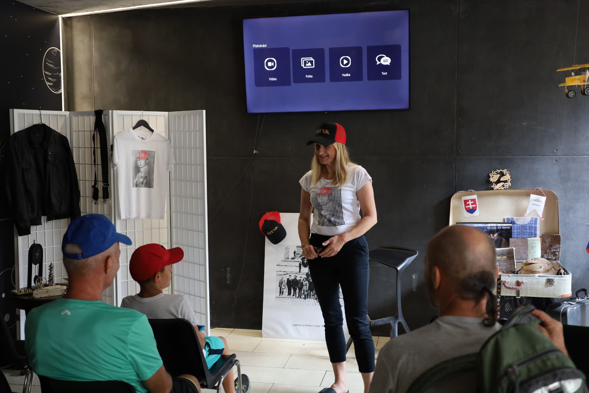 Lektorka Eva Zekucia počas teambuildingu v Infobode Bradlo
